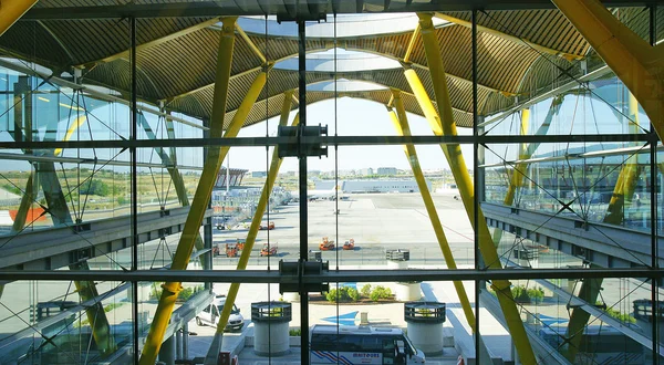 Interiören i terminal 4 på flygplatsen barajas — Stockfoto