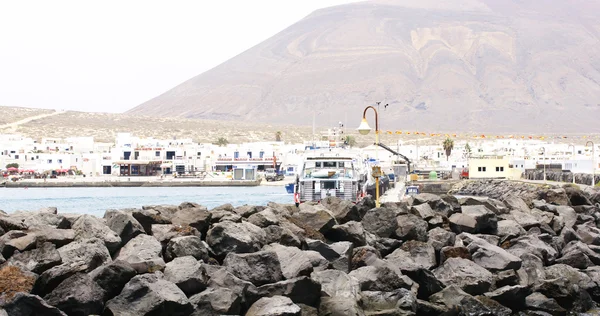 Poort, boten, steigers en golfbrekers sculptuur in isla la graciosa — Stockfoto