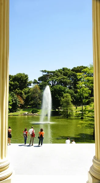 Palazzo di cristallo stagno a El Retiro — Foto Stock