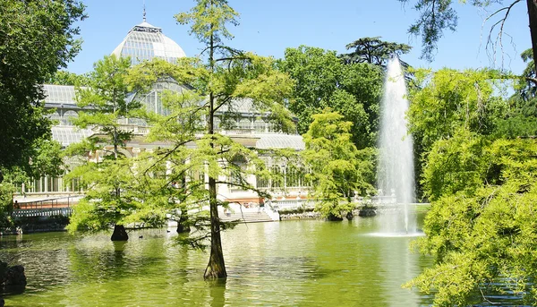 Vista interior y exterior del Palacio de Cristal — Foto de Stock