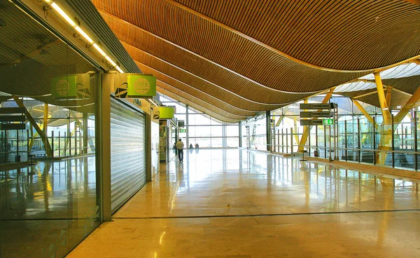 Wnętrze terminal 4 lotnisku barajas — Zdjęcie stockowe