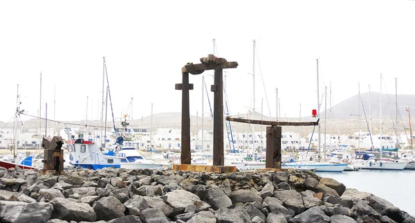 Porto, barcos, molhes e quebra-mares escultura em Isla La Graciosa — Fotografia de Stock