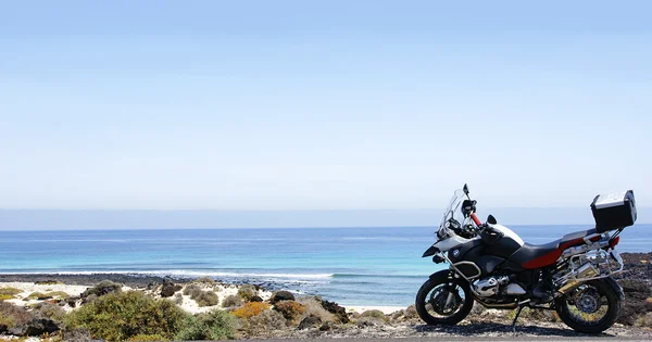 Motorfiets in het landschap van punta mujeres — Stockfoto