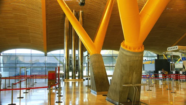Architectural detail of columns Barajas Airport Terminal 4, — Stock Photo, Image