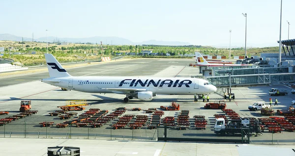 Tracks and aircraft Terminal 4 at Barajas Airport — Stock Photo, Image