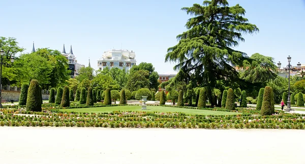 Jardin romantique dans le parc du Retiro — Photo