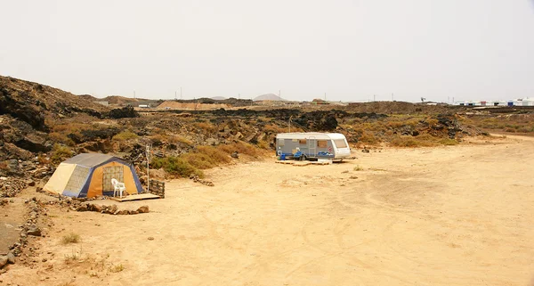 Roulotte ve çadır ve arrecife — Stok fotoğraf
