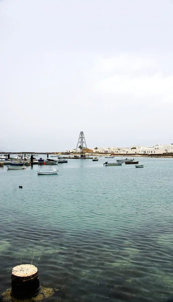 Porto, barche, moli e frangiflutti scultura a Isla La Graciosa — Foto Stock