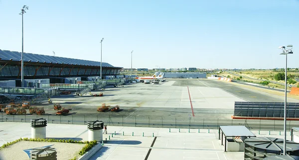 Spår och flygplan terminal 4 på flygplatsen barajas — Stockfoto