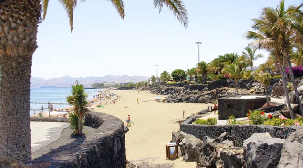 Praias, banhistas e calçadões com quiosque de sorvete — Fotografia de Stock