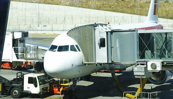 Spår och flygplan terminal 4 på flygplatsen barajas — Stockfoto