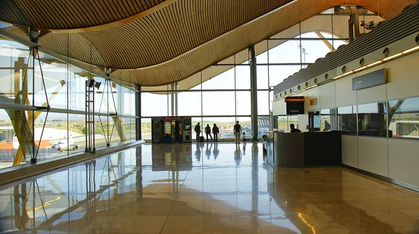 Interiören i terminal 4 på flygplatsen barajas — Stockfoto