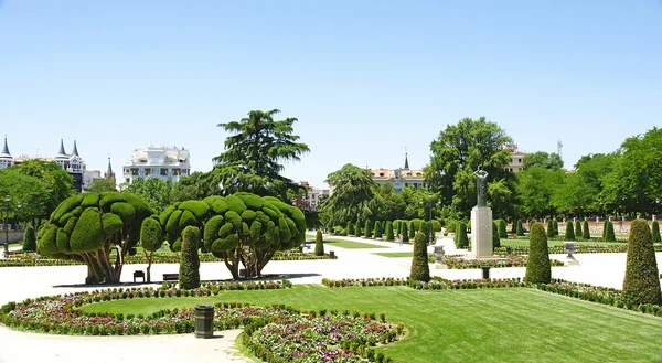 Romantisk trädgård i parken el retiro — Stockfoto