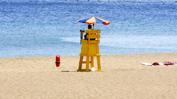 Пляжи, купальщики и набережная с киоском мороженого — стоковое фото