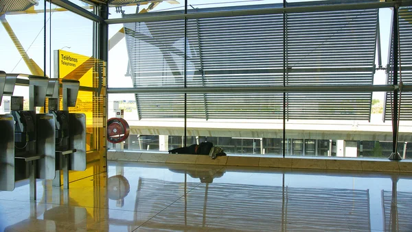 Migranti nell'aeroporto Barajas, Terminal 4 — Foto Stock