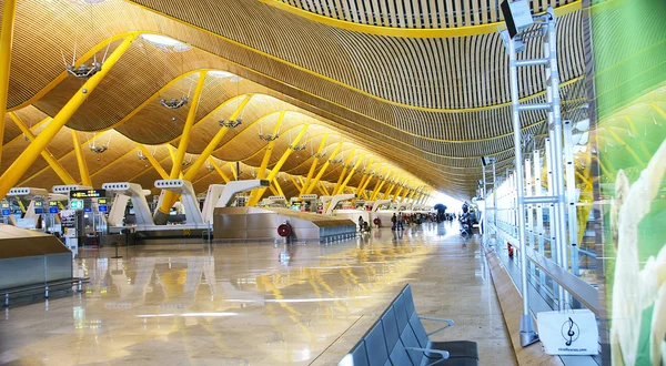 Wnętrze terminal 4 lotnisku barajas — Zdjęcie stockowe