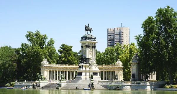 Teich mit Booten in el retiro — Stockfoto