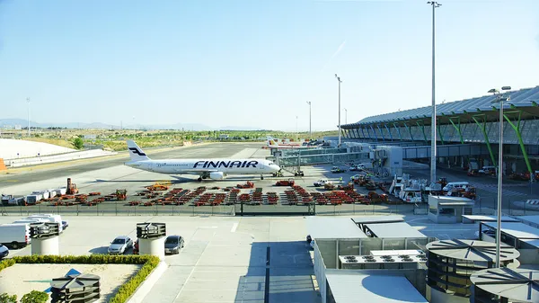 Gleise und Flugzeugterminal 4 am Flughafen Barajas Stockbild