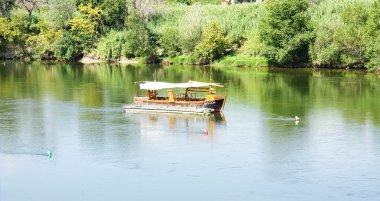 Geçen ebro Nehri üzerinde tekne