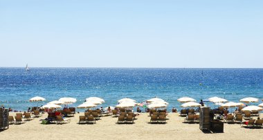 mar bella Beach şemsiye ve şezlonglar