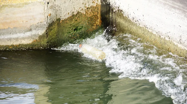 Вода в ирригационном канале — стоковое фото