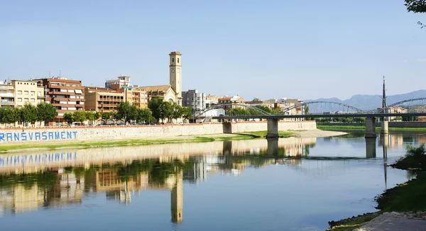 Río Ebro con escultura homenaje a los caídos en la Batalla del Ebro —  Fotos de Stock
