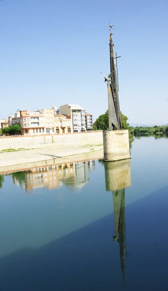 Floden Ebro med skulptur hyllning till de fallna i slaget vid ebro — Stockfoto