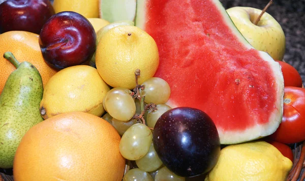 Cesta de frutos variados — Fotografia de Stock