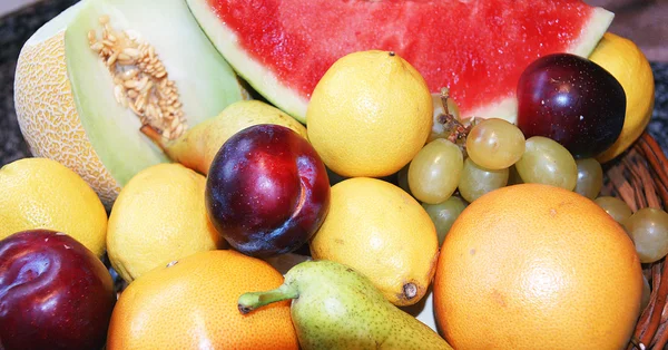 Cesto di frutta assortita — Foto Stock