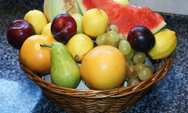 Korg med diverse frukt — Stockfoto