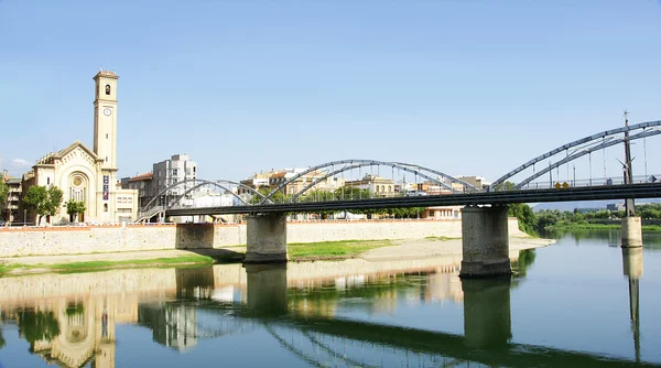 Bridge over the Ebro river passing — Stock Photo, Image