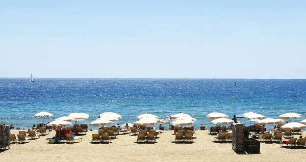 Sedie a sdraio e ombrellone sulla spiaggia di Mar Bella — Foto Stock