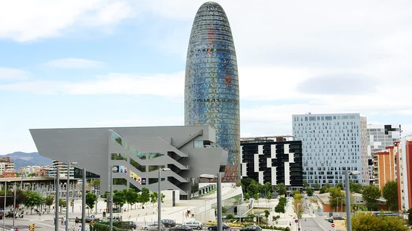 Weergave van het meridiana avenue met museum van ontwerp en toren agbar op de achtergrond — Stockfoto