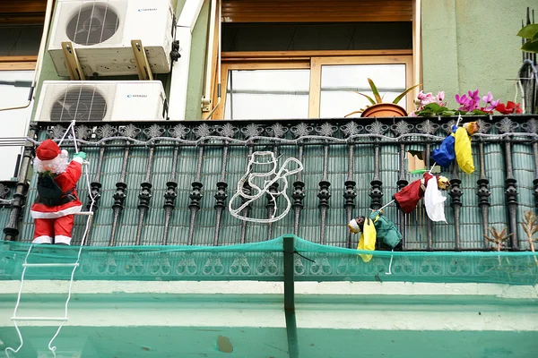 Bir balkon tırmanma mecusi ve Noel Baba