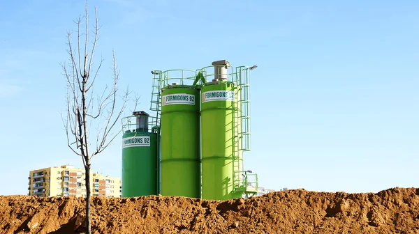 Silos de cemento en una obra — Foto de Stock