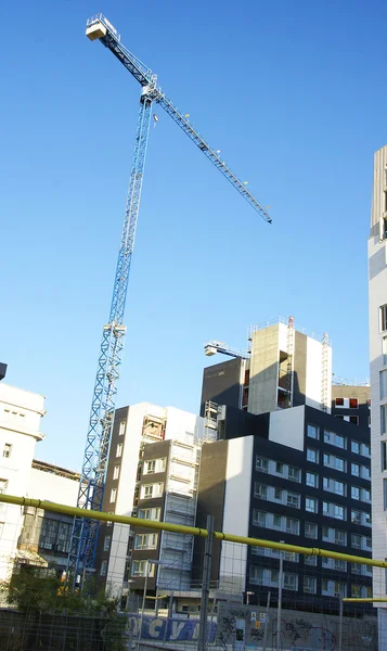 Grue dans la construction d'un bâtiment — Photo