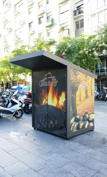 Kiosk selling roasted chestnuts — Stock Photo, Image