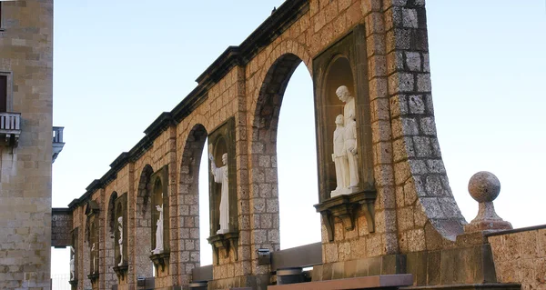 Fachada de arcos e esculturas no Mosteiro de Montserrat — Fotografia de Stock
