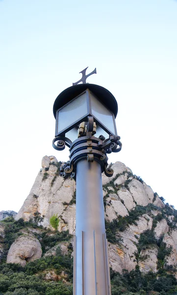 Farolas en una plaza del Monasterio de Montserrat —  Fotos de Stock