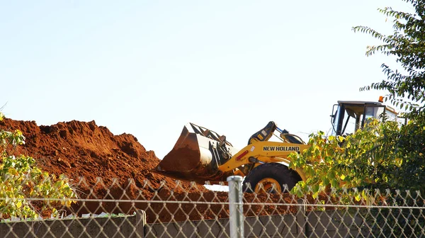 Excavadora en montículo de tierra —  Fotos de Stock