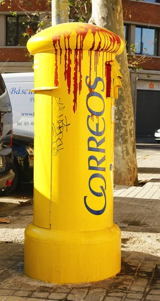 Vandallar tarafından karalanmış postbox — Stok fotoğraf