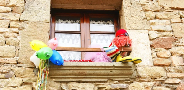 Fönster med leksaker framför mura — Stockfoto