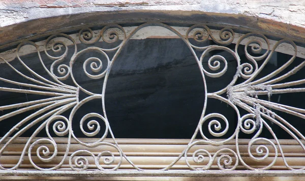 Πύλη επεξεργασμένου σιδήρου στην πόρτα — Φωτογραφία Αρχείου