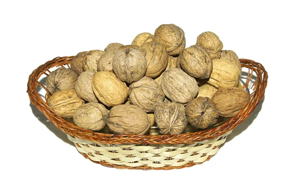 Плетеная корзина с грецкими орехами — стоковое фото