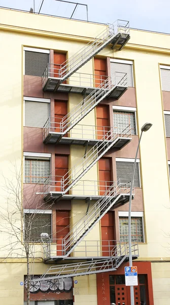 Escadas de emergência na fachada de um edifício — Fotografia de Stock