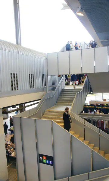 Люди спускаются по лестнице в здании — стоковое фото