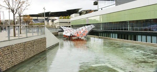 Konstigt i damm design museum barcelona struktur — Stockfoto