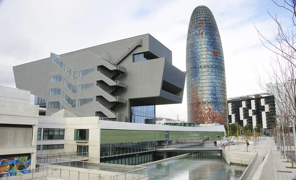 Översikt över den design museum och torre agbar, barcelona — Stockfoto