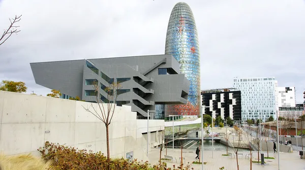 Vista da Torre Agbar e do Museu de Design em Barcelona — Fotografia de Stock