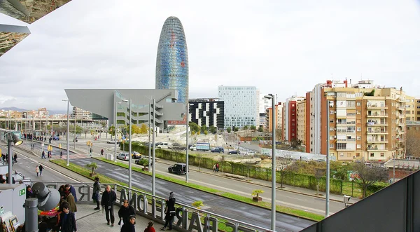 Обзор башни Агбар и Музея дизайна в Барселоне — стоковое фото
